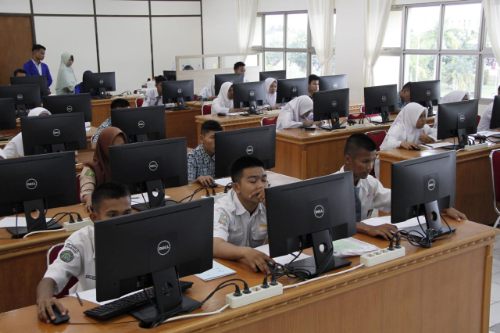 Para peserta sedang mengikuti seleksi dengan sistem komputerisasi. (PCR For Riaupos.co)